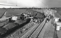 155785 Gezicht op de ravage na het spoorwegongeval te Warmond. Links de goederentrein met porfiergruis en de vernielde ...